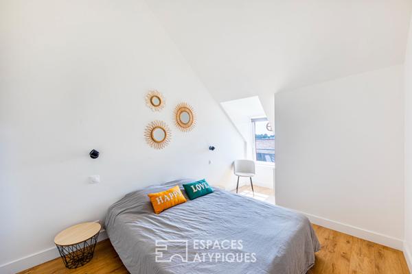 Loft baigné de lumière sous charpente ancienne, au coeur du village de Chambourcy