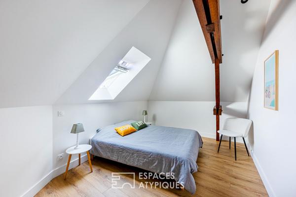 Loft baigné de lumière sous charpente ancienne, au coeur du village de Chambourcy