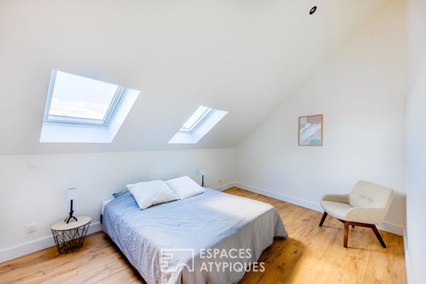 Loft baigné de lumière sous charpente ancienne, au coeur du village de Chambourcy