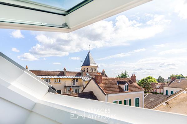 Loft baigné de lumière sous charpente ancienne, au coeur du village de Chambourcy