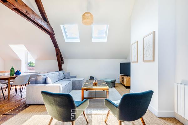 Loft baigné de lumière sous charpente ancienne, au coeur du village de Chambourcy
