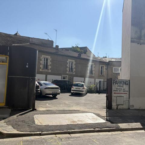 Bureaux à louer Poitiers centre 120m2 – immeuble indépendant avec parking privatif sécurisé