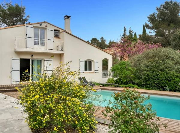 Maison T5 vue sur la garrigue de 142 m² avec Garage, Piscine et terrain.