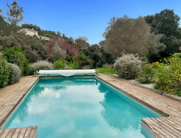 Maison T5 vue sur la garrigue de 142 m² avec Garage, Piscine et terrain.
