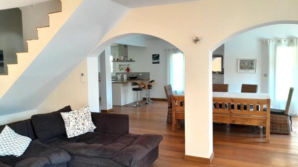 Maison T5 vue sur la garrigue de 142 m² avec Garage, Piscine et terrain.