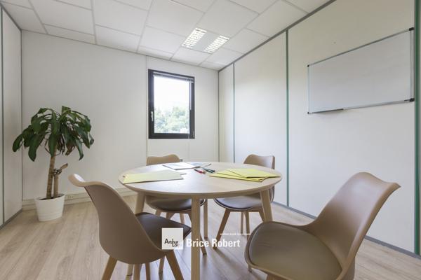 Bureaux à vendre lumineux à Lyon 9e dans Maisons d’Entreprises Vaise