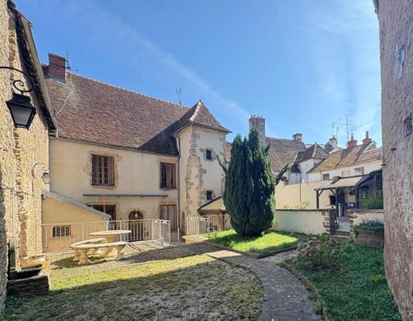 Maison de caractère avec jardin, garage double et beau potentiel centre Arnay-le-Duc / 40mn de DIJON