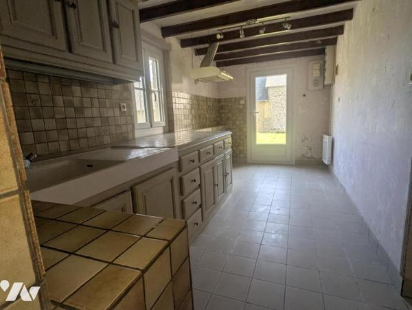 BOURGVALLEES - SOULLES - En campagne Maison de 9 pièces - dépendances - terrain.