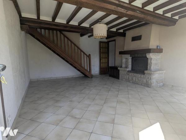 BOURGVALLEES - SOULLES - En campagne Maison de 9 pièces - dépendances - terrain.