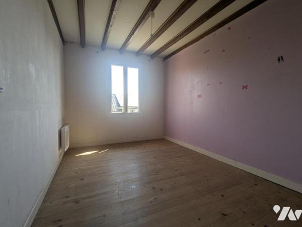 BOURGVALLEES - SOULLES - En campagne Maison de 9 pièces - dépendances - terrain.