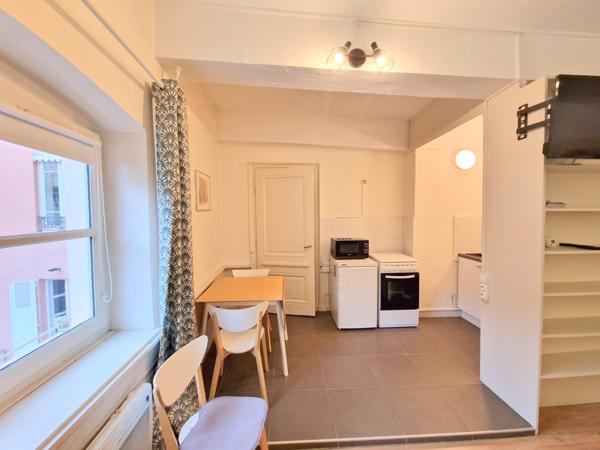 Lyon (69002) Grand studio meublé de 37m2, rue dauphin LYON 2- Disponible 28/11 !