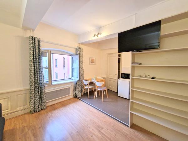 Lyon (69002) Grand studio meublé de 37m2, rue dauphin LYON 2- Disponible 28/11 !