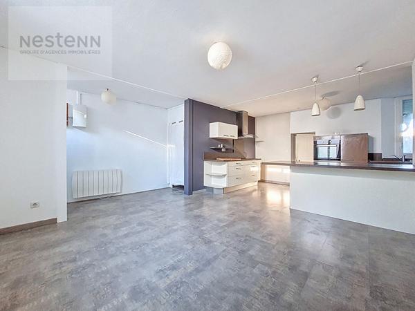 ORLEANS- PETIT IMMEUBLE DE RAPPORT COMPRENANT 2 APPARTEMENTS- DPE C - DEPENDANCE EN PIERRES - JARDINET - CAVE