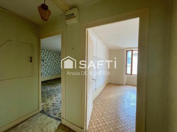 Un bijou ancien à rénover, avec grenier et jardin, idéal pour votre projet sur mesure.