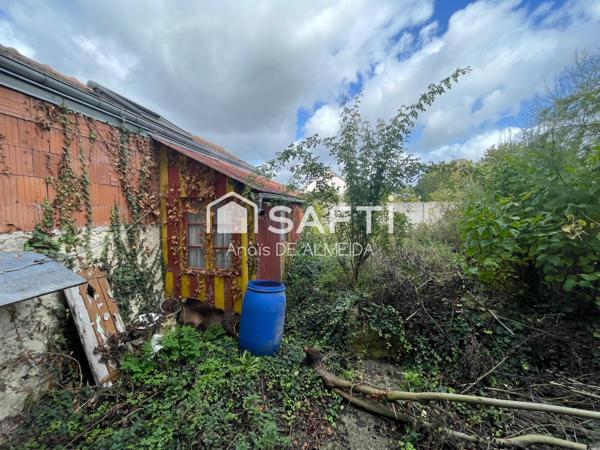Un bijou ancien à rénover, avec grenier et jardin, idéal pour votre projet sur mesure.