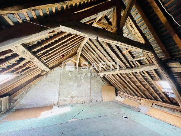 Un bijou ancien à rénover, avec grenier et jardin, idéal pour votre projet sur mesure.