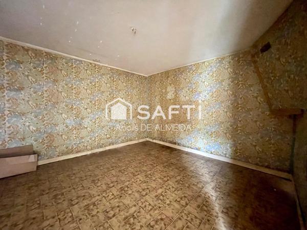 Un bijou ancien à rénover, avec grenier et jardin, idéal pour votre projet sur mesure.