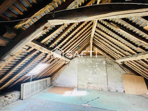 Un bijou ancien à rénover, avec grenier et jardin, idéal pour votre projet sur mesure.