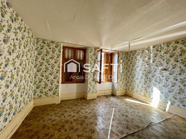 Un bijou ancien à rénover, avec grenier et jardin, idéal pour votre projet sur mesure.