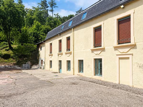 Local d'activité à Chaumont de plus de 137m2 avec possibilité de parking.