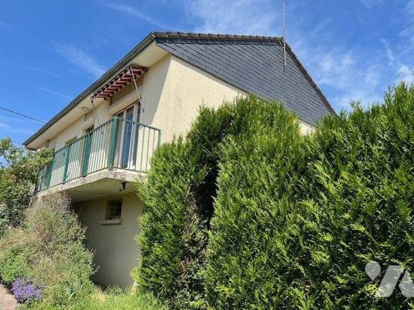 Maison sur sous sol comprenant : une entrée, un séjour-salon, une cuisine, deux chambres, WC, s...