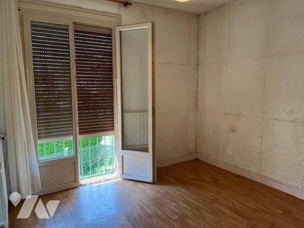 Maison sur sous sol comprenant : une entrée, un séjour-salon, une cuisine, deux chambres, WC, s...