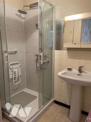 Maison sur sous sol comprenant : une entrée, un séjour-salon, une cuisine, deux chambres, WC, s...