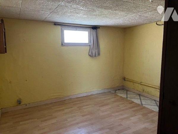 Maison sur sous sol comprenant : une entrée, un séjour-salon, une cuisine, deux chambres, WC, s...