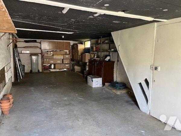 Maison sur sous sol comprenant : une entrée, un séjour-salon, une cuisine, deux chambres, WC, s...