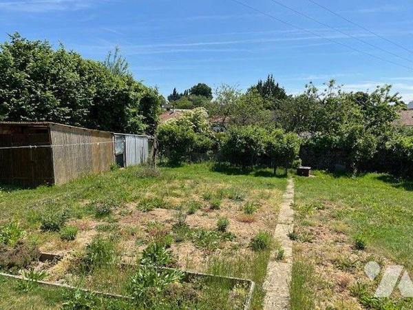 Maison sur sous sol comprenant : une entrée, un séjour-salon, une cuisine, deux chambres, WC, s...