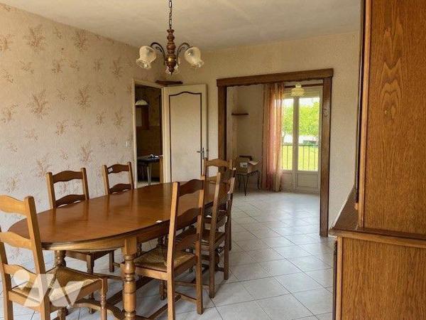 Maison sur sous sol comprenant : une entrée, un séjour-salon, une cuisine, deux chambres, WC, s...