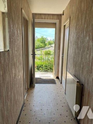 Maison sur sous sol comprenant : une entrée, un séjour-salon, une cuisine, deux chambres, WC, s...