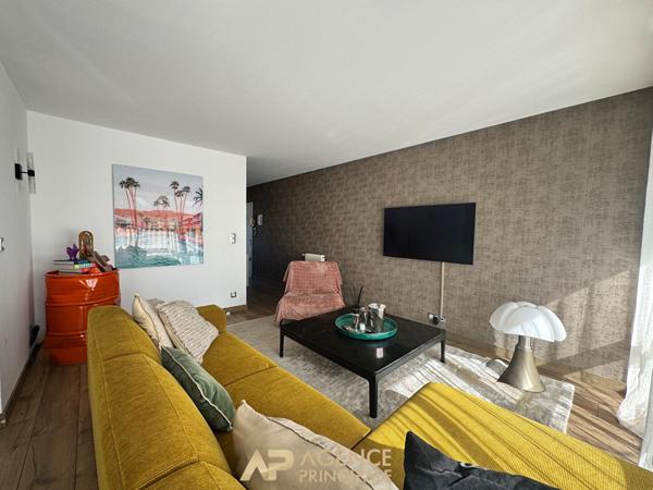 Appartement T4 - 90m2 - Balcon - 2 places de Parking - Cave - La Rochelle 330 000 € **  - Référence  JH757D1