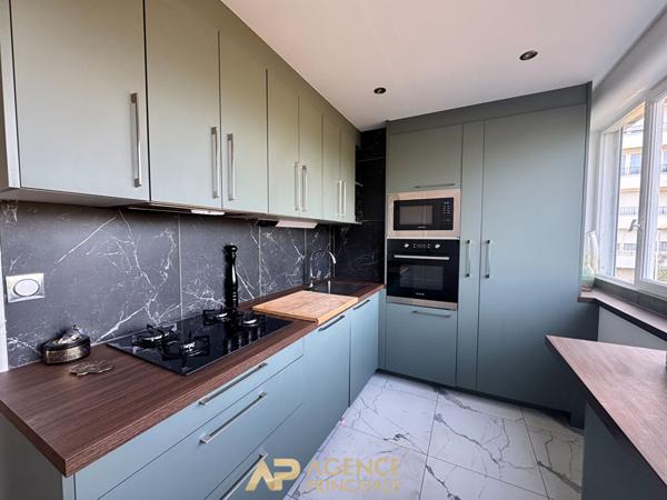 Appartement T4 - 90m2 - Balcon - 2 places de Parking - Cave - La Rochelle 330 000 € **  - Référence  JH757D1
