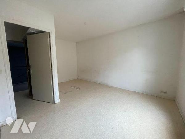 NOGENT-LE-ROTROU (28400),

Appartement de type T1, à rénover, idéalement situé à quelques pas...