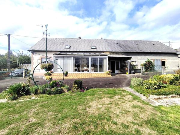 belle maison de campagne offrant une vue exceptionnelle et dégagée sur la vallée de Mortain,