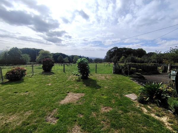 belle maison de campagne offrant une vue exceptionnelle et dégagée sur la vallée de Mortain,