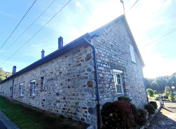 belle maison de campagne offrant une vue exceptionnelle et dégagée sur la vallée de Mortain,