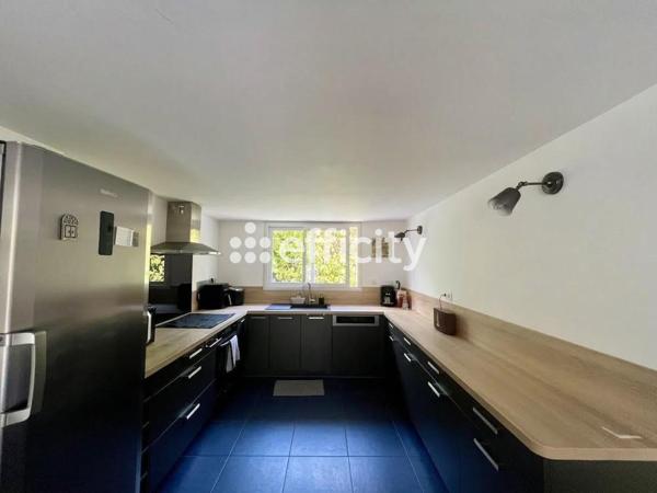 Maison
         6 pièces
        - 133 m² 302 180 € *