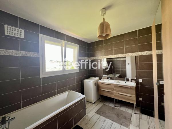 Maison
         6 pièces
        - 133 m² 302 180 € *