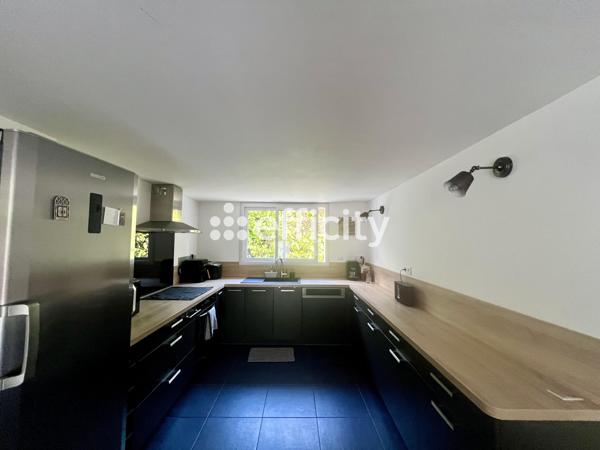 Maison
         6 pièces
        - 133 m² 302 180 € *