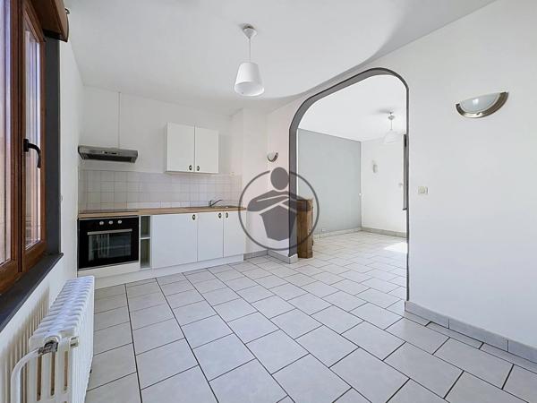 Location                                                      Appartement
                        
                     3 pièces                      55 m2                     à Saint-Quentin
