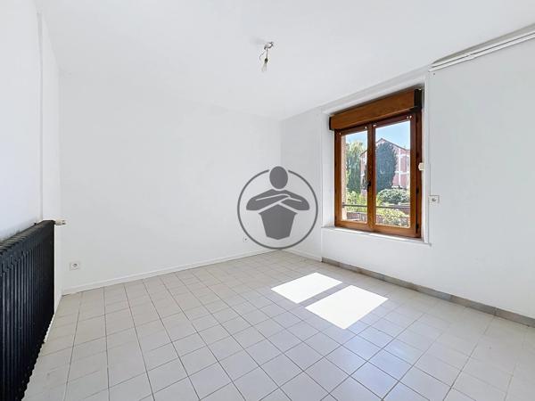Location                                                      Appartement
                        
                     3 pièces                      55 m2                     à Saint-Quentin