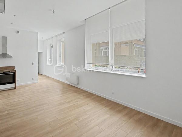 Au cœur de l’hyper-centre d’Amiens, découvrez la Résidence Aurélie, une résidence intimiste de seulement 10 appartements, entièrement réhabilitée avec des prestations soignées et contemporaines.

Située au 22 rue Pierre Lhermite, à quelques minutes à pied de la gare, des commerces, des restaurants et de toutes les commodités du centre-ville, la résidence bénéficie d’un emplacement particulièrement recherché.

Situé en rez-de-chaussée, cet appartement T2 de 57,07 m² offre une distribution fonctionnelle et un agréable confort de vie.
Il se compose de :
► Une entrée
► Une agréable pièce de vie
► Une cuisine aménagée et semi-équipée
► Une chambre
► Une salle d’eau équipée
► Un WC indépendant

Prestations :
► Résidence entièrement réhabilitée
► Ascenseur
► Belle hauteur sous plafond
► Cuisine aménagée et semi-équipée
► Salle d’eau contemporaine
► Chauffage individuel par pompe à chaleur air/air
► Climatisation réversible de type split
► Production d’eau chaude par ballon électrique individuel
► VMC hygroréglable
► Aucun travaux à prévoir

Possibilité d’acquérir une cave et une place de stationnement privative en supplément, selon les disponibilités.

Informations complémentaires :
► Étage : rez-de-chaussée
► Surface : 57,07 m²
► Chauffage : pompe à chaleur air/air individuelle
► Climatisation : réversible
► Production d’eau chaude : ballon électrique individuel
► Charges de copropriété : environ 92 €/mois
► Taxe foncière estimative : 1 325 €/an
► DPE : C

Un appartement entièrement rénové, confortable et idéalement situé, adapté aussi bien à une résidence principale qu’à un investissement locatif.
.