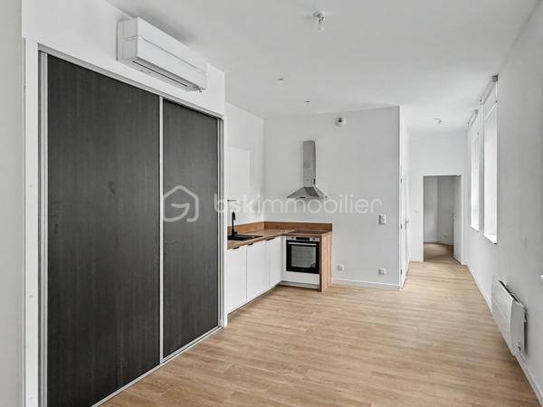 Au cœur de l’hyper-centre d’Amiens, découvrez la Résidence Aurélie, une résidence intimiste de seulement 10 appartements, entièrement réhabilitée avec des prestations soignées et contemporaines.

Située au 22 rue Pierre Lhermite, à quelques minutes à pied de la gare, des commerces, des restaurants et de toutes les commodités du centre-ville, la résidence bénéficie d’un emplacement particulièrement recherché.

Situé en rez-de-chaussée, cet appartement T2 de 57,07 m² offre une distribution fonctionnelle et un agréable confort de vie.
Il se compose de :
► Une entrée
► Une agréable pièce de vie
► Une cuisine aménagée et semi-équipée
► Une chambre
► Une salle d’eau équipée
► Un WC indépendant

Prestations :
► Résidence entièrement réhabilitée
► Ascenseur
► Belle hauteur sous plafond
► Cuisine aménagée et semi-équipée
► Salle d’eau contemporaine
► Chauffage individuel par pompe à chaleur air/air
► Climatisation réversible de type split
► Production d’eau chaude par ballon électrique individuel
► VMC hygroréglable
► Aucun travaux à prévoir

Possibilité d’acquérir une cave et une place de stationnement privative en supplément, selon les disponibilités.

Informations complémentaires :
► Étage : rez-de-chaussée
► Surface : 57,07 m²
► Chauffage : pompe à chaleur air/air individuelle
► Climatisation : réversible
► Production d’eau chaude : ballon électrique individuel
► Charges de copropriété : environ 92 €/mois
► Taxe foncière estimative : 1 325 €/an
► DPE : C

Un appartement entièrement rénové, confortable et idéalement situé, adapté aussi bien à une résidence principale qu’à un investissement locatif.
.