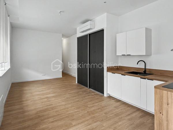 Au cœur de l’hyper-centre d’Amiens, découvrez la Résidence Aurélie, une résidence intimiste de seulement 10 appartements, entièrement réhabilitée avec des prestations soignées et contemporaines.

Située au 22 rue Pierre Lhermite, à quelques minutes à pied de la gare, des commerces, des restaurants et de toutes les commodités du centre-ville, la résidence bénéficie d’un emplacement particulièrement recherché.

Situé en rez-de-chaussée, cet appartement T2 de 57,07 m² offre une distribution fonctionnelle et un agréable confort de vie.
Il se compose de :
► Une entrée
► Une agréable pièce de vie
► Une cuisine aménagée et semi-équipée
► Une chambre
► Une salle d’eau équipée
► Un WC indépendant

Prestations :
► Résidence entièrement réhabilitée
► Ascenseur
► Belle hauteur sous plafond
► Cuisine aménagée et semi-équipée
► Salle d’eau contemporaine
► Chauffage individuel par pompe à chaleur air/air
► Climatisation réversible de type split
► Production d’eau chaude par ballon électrique individuel
► VMC hygroréglable
► Aucun travaux à prévoir

Possibilité d’acquérir une cave et une place de stationnement privative en supplément, selon les disponibilités.

Informations complémentaires :
► Étage : rez-de-chaussée
► Surface : 57,07 m²
► Chauffage : pompe à chaleur air/air individuelle
► Climatisation : réversible
► Production d’eau chaude : ballon électrique individuel
► Charges de copropriété : environ 92 €/mois
► Taxe foncière estimative : 1 325 €/an
► DPE : C

Un appartement entièrement rénové, confortable et idéalement situé, adapté aussi bien à une résidence principale qu’à un investissement locatif.
.