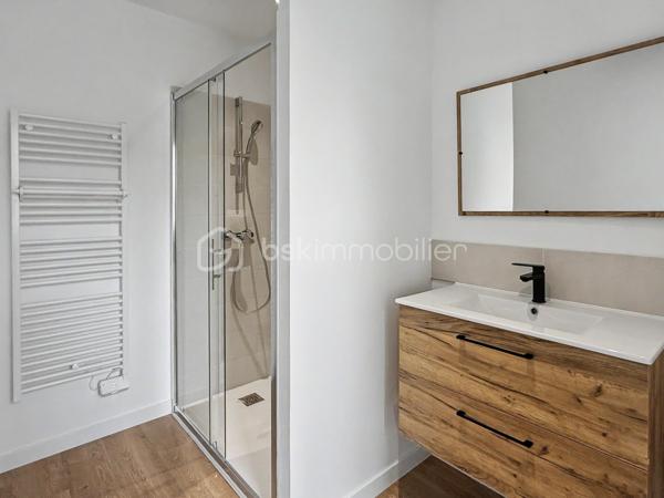 Au cœur de l’hyper-centre d’Amiens, découvrez la Résidence Aurélie, une résidence intimiste de seulement 10 appartements, entièrement réhabilitée avec des prestations soignées et contemporaines.

Située au 22 rue Pierre Lhermite, à quelques minutes à pied de la gare, des commerces, des restaurants et de toutes les commodités du centre-ville, la résidence bénéficie d’un emplacement particulièrement recherché.

Situé en rez-de-chaussée, cet appartement T2 de 57,07 m² offre une distribution fonctionnelle et un agréable confort de vie.
Il se compose de :
► Une entrée
► Une agréable pièce de vie
► Une cuisine aménagée et semi-équipée
► Une chambre
► Une salle d’eau équipée
► Un WC indépendant

Prestations :
► Résidence entièrement réhabilitée
► Ascenseur
► Belle hauteur sous plafond
► Cuisine aménagée et semi-équipée
► Salle d’eau contemporaine
► Chauffage individuel par pompe à chaleur air/air
► Climatisation réversible de type split
► Production d’eau chaude par ballon électrique individuel
► VMC hygroréglable
► Aucun travaux à prévoir

Possibilité d’acquérir une cave et une place de stationnement privative en supplément, selon les disponibilités.

Informations complémentaires :
► Étage : rez-de-chaussée
► Surface : 57,07 m²
► Chauffage : pompe à chaleur air/air individuelle
► Climatisation : réversible
► Production d’eau chaude : ballon électrique individuel
► Charges de copropriété : environ 92 €/mois
► Taxe foncière estimative : 1 325 €/an
► DPE : C

Un appartement entièrement rénové, confortable et idéalement situé, adapté aussi bien à une résidence principale qu’à un investissement locatif.
.