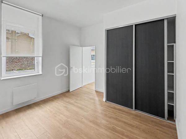 Au cœur de l’hyper-centre d’Amiens, découvrez la Résidence Aurélie, une résidence intimiste de seulement 10 appartements, entièrement réhabilitée avec des prestations soignées et contemporaines.

Située au 22 rue Pierre Lhermite, à quelques minutes à pied de la gare, des commerces, des restaurants et de toutes les commodités du centre-ville, la résidence bénéficie d’un emplacement particulièrement recherché.

Situé en rez-de-chaussée, cet appartement T2 de 57,07 m² offre une distribution fonctionnelle et un agréable confort de vie.
Il se compose de :
► Une entrée
► Une agréable pièce de vie
► Une cuisine aménagée et semi-équipée
► Une chambre
► Une salle d’eau équipée
► Un WC indépendant

Prestations :
► Résidence entièrement réhabilitée
► Ascenseur
► Belle hauteur sous plafond
► Cuisine aménagée et semi-équipée
► Salle d’eau contemporaine
► Chauffage individuel par pompe à chaleur air/air
► Climatisation réversible de type split
► Production d’eau chaude par ballon électrique individuel
► VMC hygroréglable
► Aucun travaux à prévoir

Possibilité d’acquérir une cave et une place de stationnement privative en supplément, selon les disponibilités.

Informations complémentaires :
► Étage : rez-de-chaussée
► Surface : 57,07 m²
► Chauffage : pompe à chaleur air/air individuelle
► Climatisation : réversible
► Production d’eau chaude : ballon électrique individuel
► Charges de copropriété : environ 92 €/mois
► Taxe foncière estimative : 1 325 €/an
► DPE : C

Un appartement entièrement rénové, confortable et idéalement situé, adapté aussi bien à une résidence principale qu’à un investissement locatif.
.