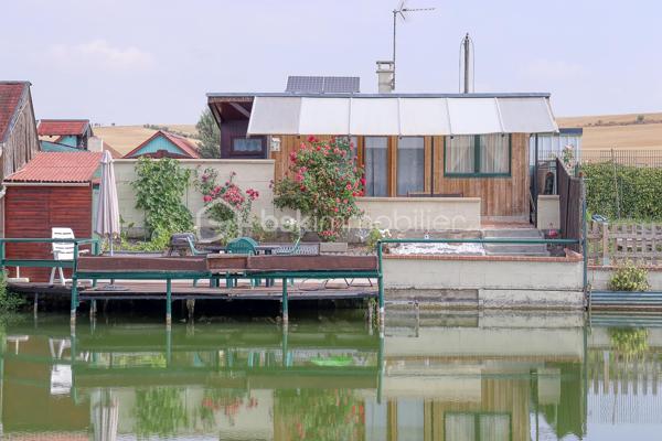 A Milly-sur-Thérain, terrain de loisirs au bord de l'eau, calme et verdoyant, comprenant un bungalow équipé et un ponton privatif.

Le bungalow, d'une surface de 21 m², comprend 1 chambre, un espace cuisine, une salle à manger, une salle de bain et des WC. Il bénéficie d'un chauffage au fioul et d'une électricité produite par panneaux solaires. Le terrain dispose d'un accès sécurisé et clôturé.

Ce terrain de loisirs offre un accès direct à l'eau, avec un beau ponton privatif, idéal pour la pêche en toute tranquillité, dans un environnement calme et sans vis-à-vis. Une terrasse permet de profiter pleinement du cadre et un cabanon pour le stockage.

Le bien est idéalement situé à proximité des commodités de Milly-sur-Thérain (supérette, bar tabac, boulangerie, restaurant et pharmacie), tout en restant proche de Beauvais. Un secteur recherché, calme et naturel, parfait pour des week-ends de pêche ou pour se ressourcer toute l'année.