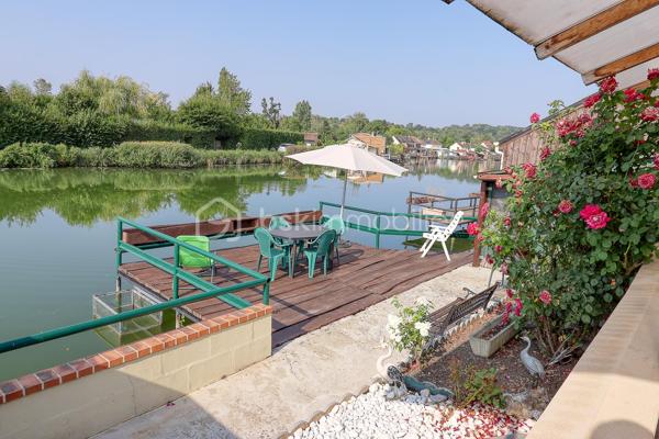 A Milly-sur-Thérain, terrain de loisirs au bord de l'eau, calme et verdoyant, comprenant un bungalow équipé et un ponton privatif.

Le bungalow, d'une surface de 21 m², comprend 1 chambre, un espace cuisine, une salle à manger, une salle de bain et des WC. Il bénéficie d'un chauffage au fioul et d'une électricité produite par panneaux solaires. Le terrain dispose d'un accès sécurisé et clôturé.

Ce terrain de loisirs offre un accès direct à l'eau, avec un beau ponton privatif, idéal pour la pêche en toute tranquillité, dans un environnement calme et sans vis-à-vis. Une terrasse permet de profiter pleinement du cadre et un cabanon pour le stockage.

Le bien est idéalement situé à proximité des commodités de Milly-sur-Thérain (supérette, bar tabac, boulangerie, restaurant et pharmacie), tout en restant proche de Beauvais. Un secteur recherché, calme et naturel, parfait pour des week-ends de pêche ou pour se ressourcer toute l'année.
